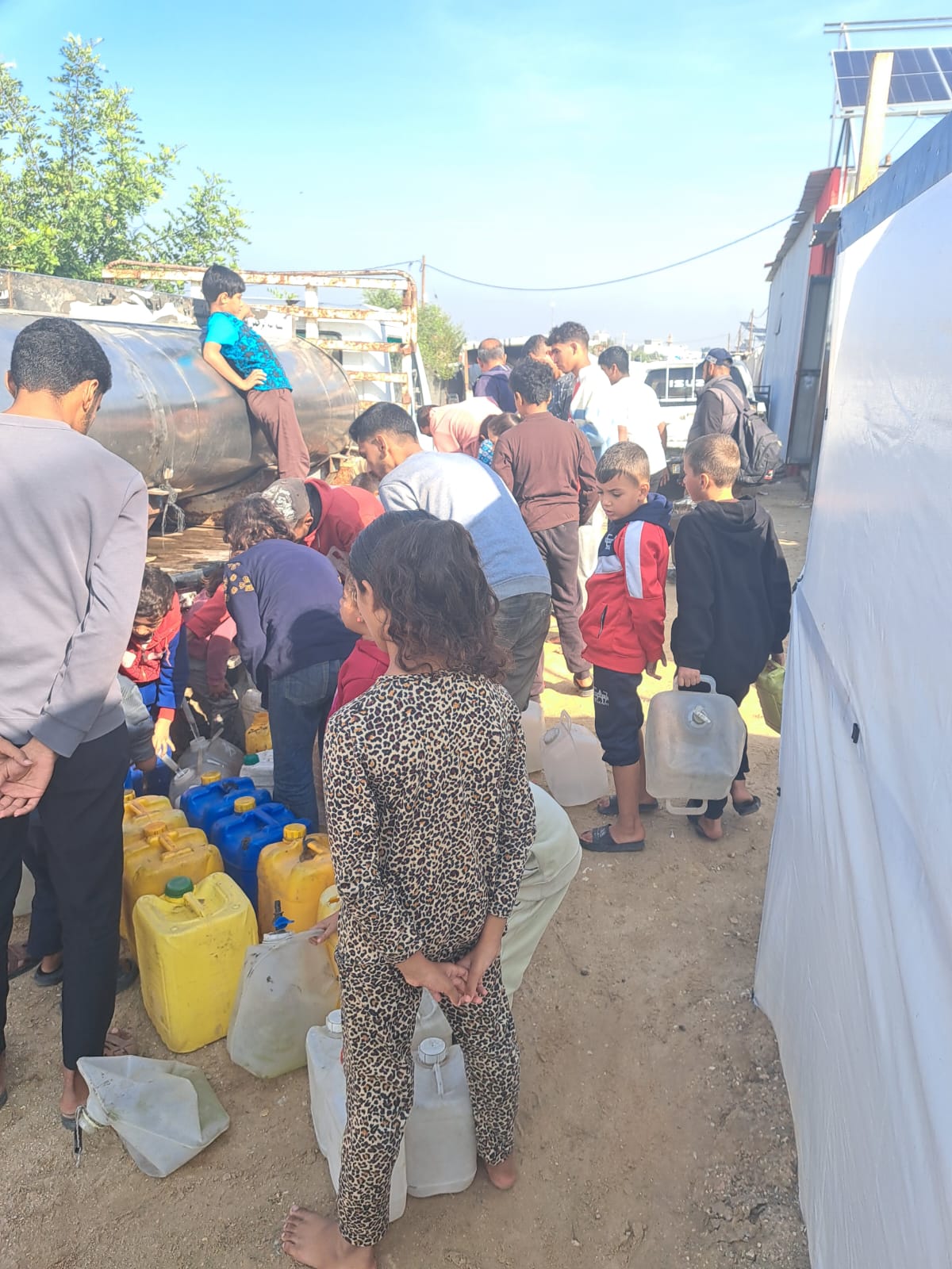 Enfant près d'un camion-citerne d'eau à Gaza