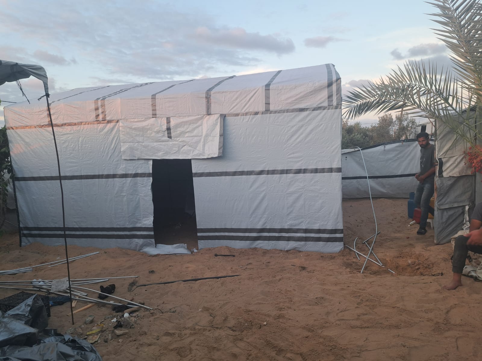 Installation de tentes d'urgence à Gaza