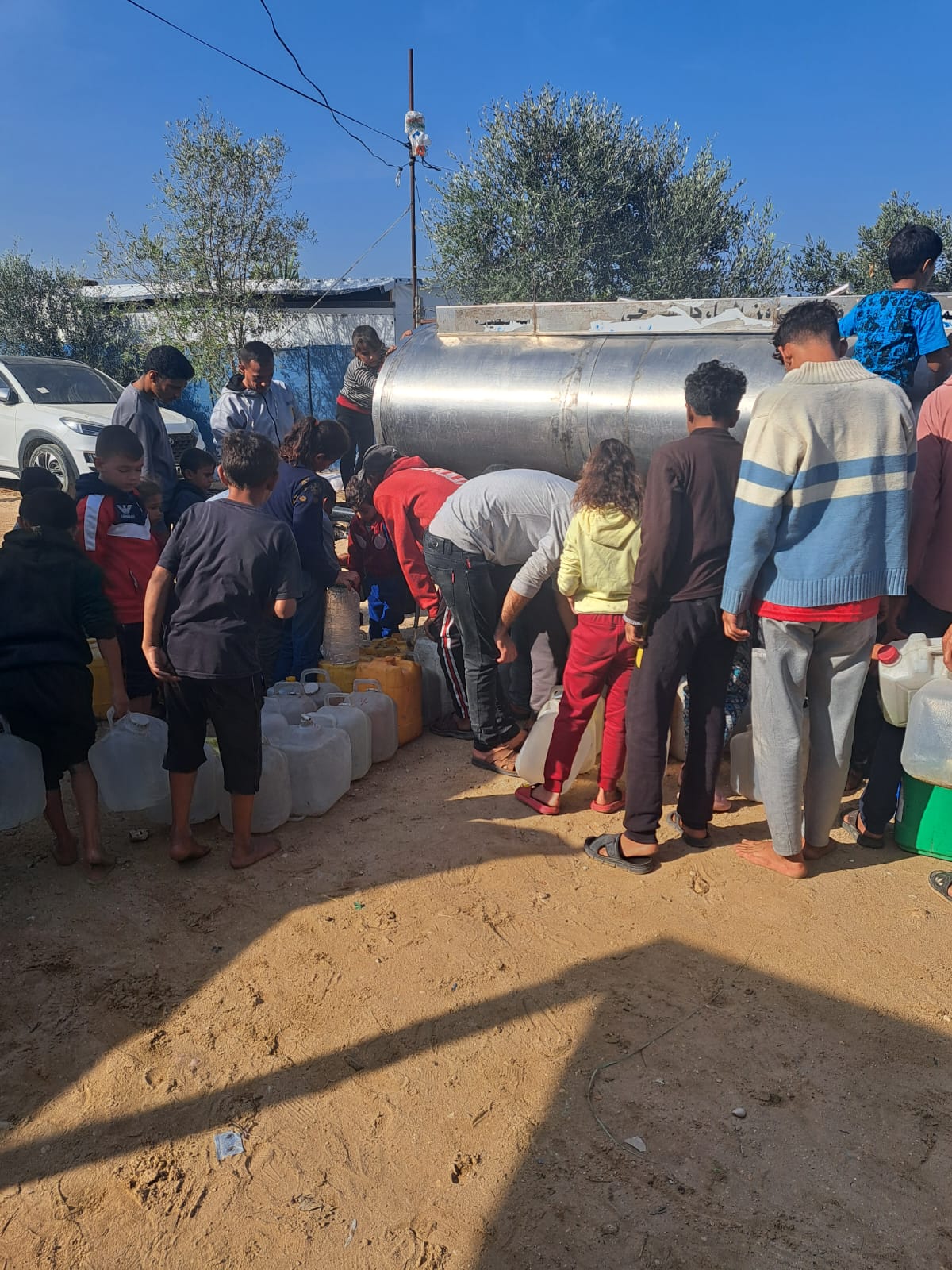 Familles faisant la queue pour de l'eau à Gaza